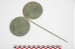 Foto von Bronzedoppelspiralnadel (NHMW-PRAE-038880)